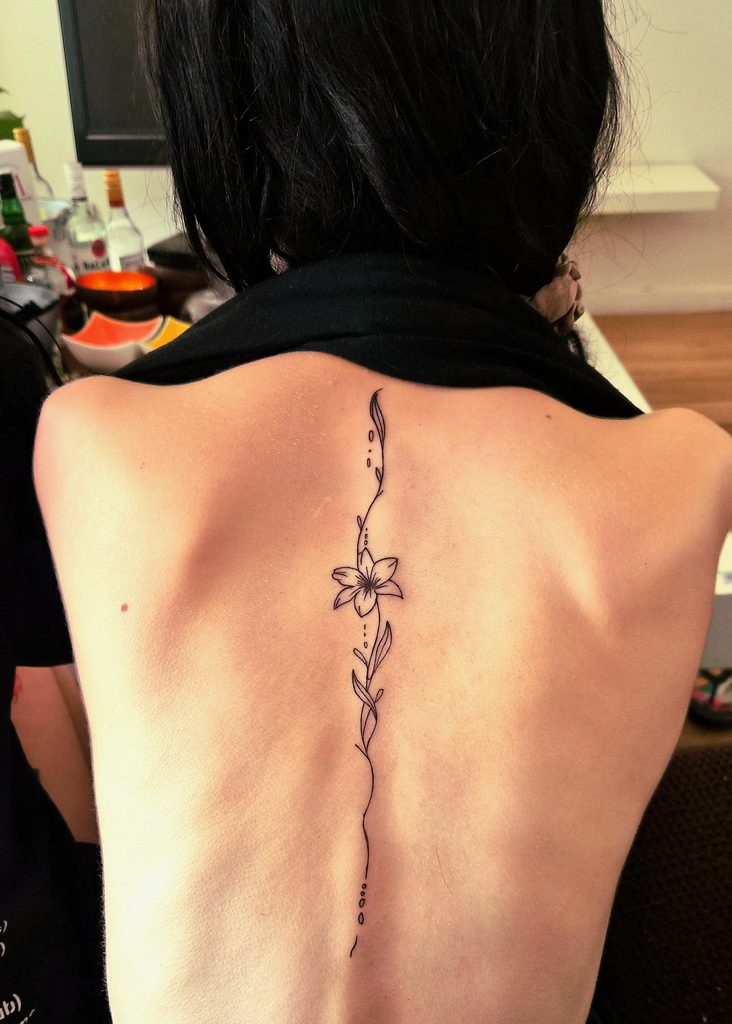 Voorbeeld van een fineline spine ruggegraat tattoo
