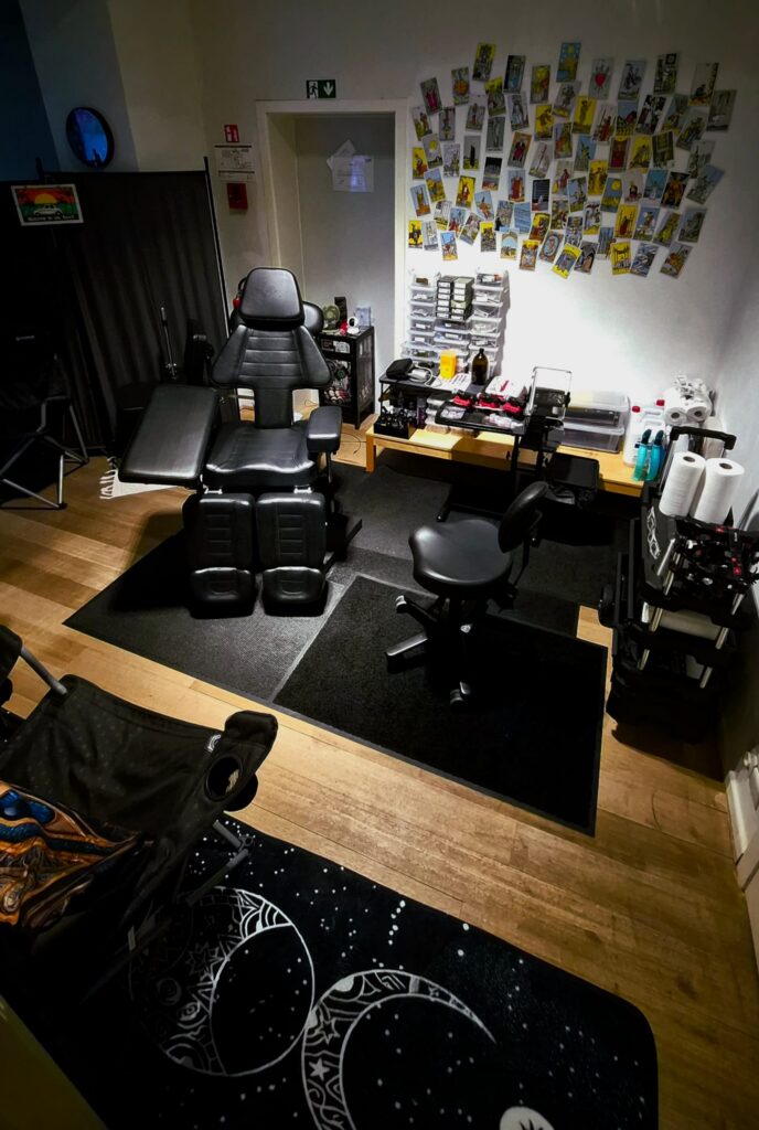 Sfeervolle private tattoo studio Alignment Tattoo aan de Albert I Promenade in Oostende