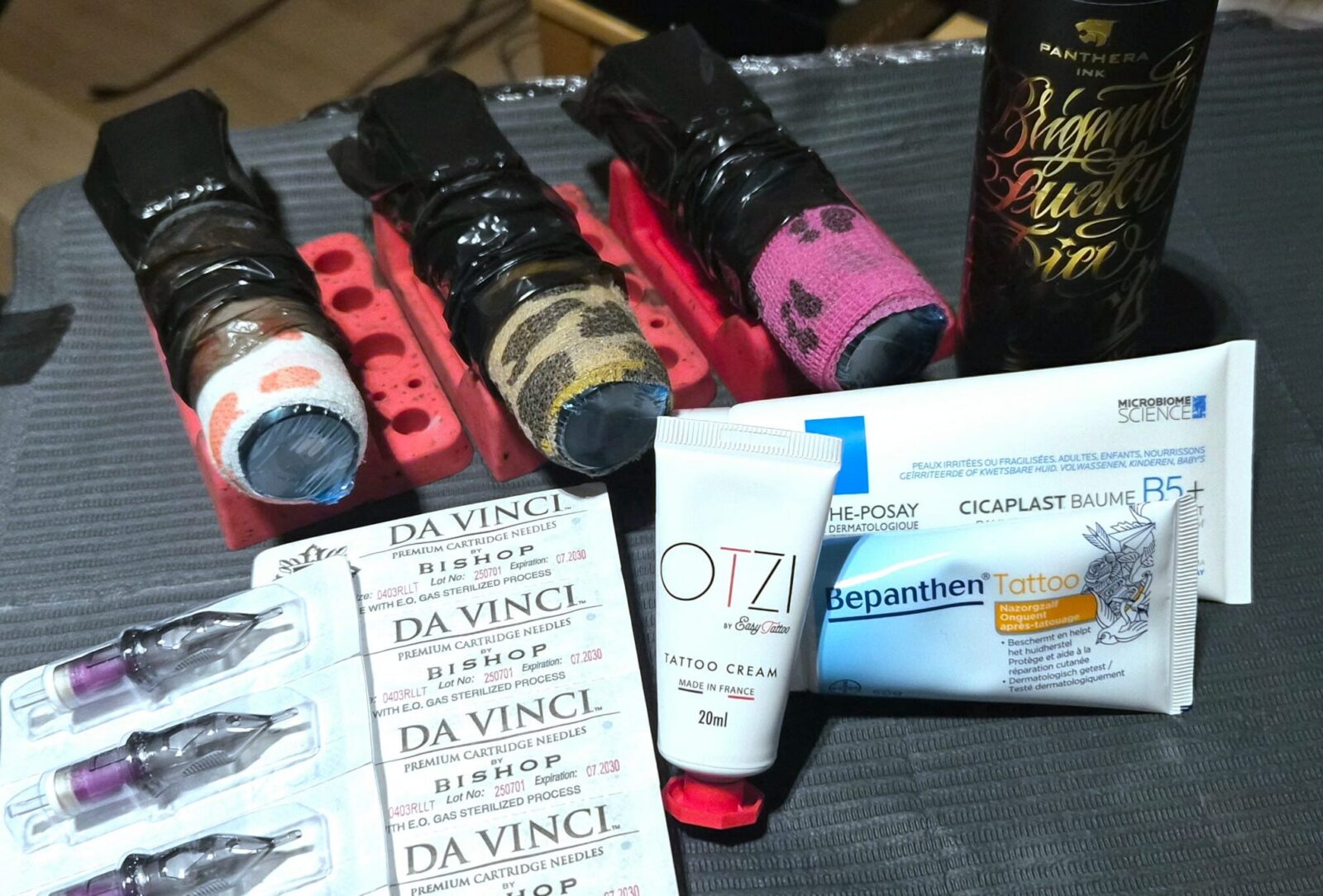Voor de fineline tattoo’s werkt Marino met uiterste precisie. Hij gebruikt hiervoor de hoogste kwaliteit micro naaldcartridges op de markt