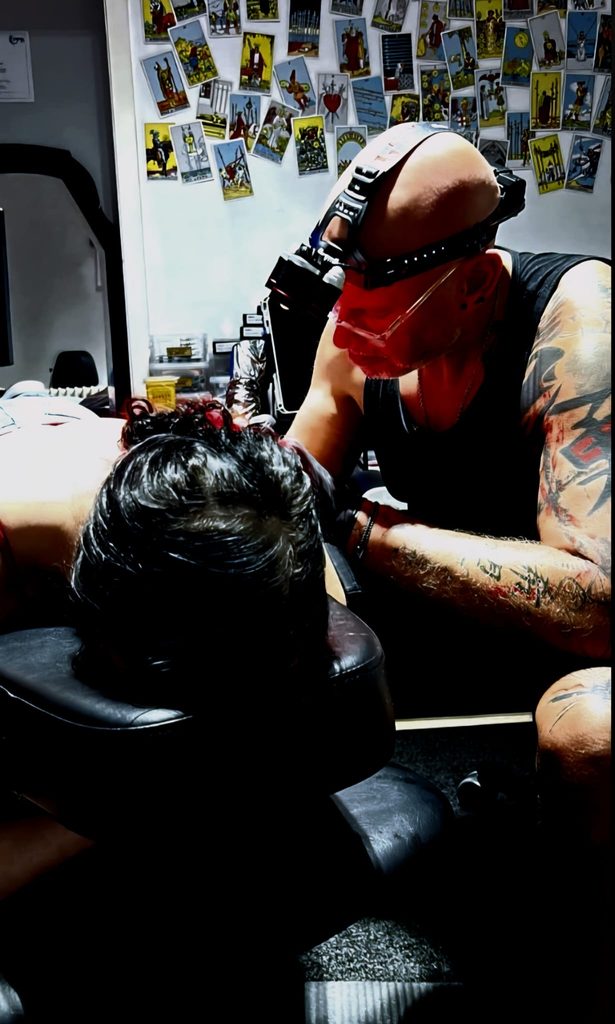 Portret van Marino, holistisch tattoo artiest bij Alignment Tattoo
