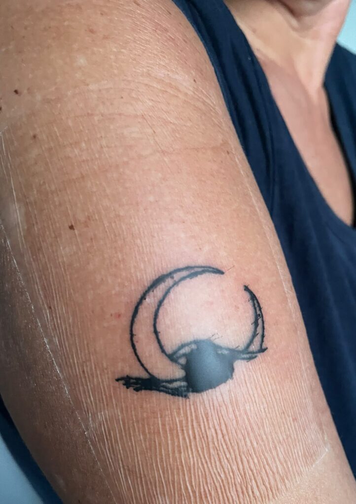 Voorbeeld van een normale inktblaas of plasmablaas onder second skin folie na een tattoo